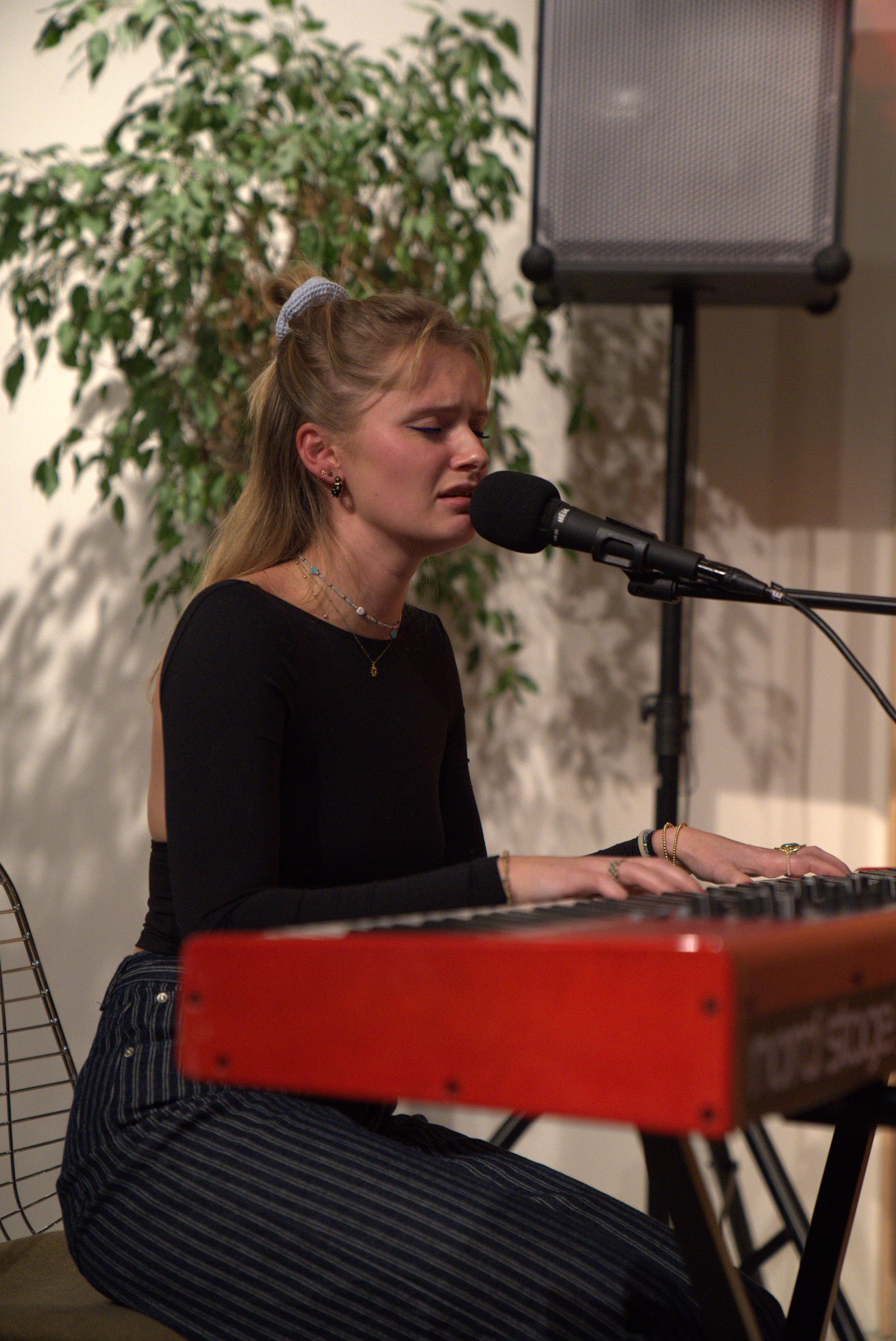 Singer at the keys during a jam session